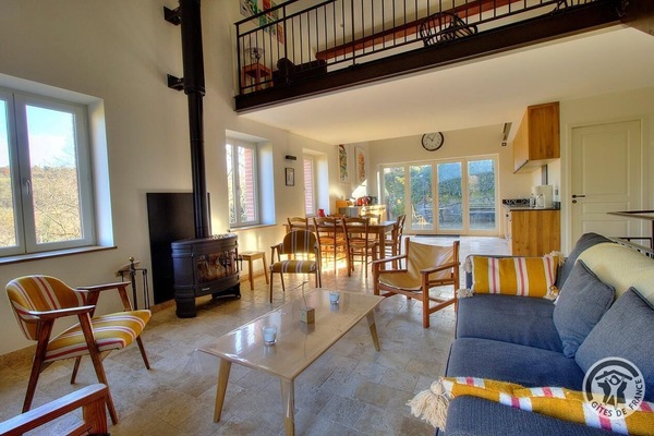 Le gîte de la Roche à Civrieux d'Azergues (Rhône - Beaujolais des Pierres Dorées - Nord de Lyon) : le coin salon avec poêle à bois - rez-de-chaussée.