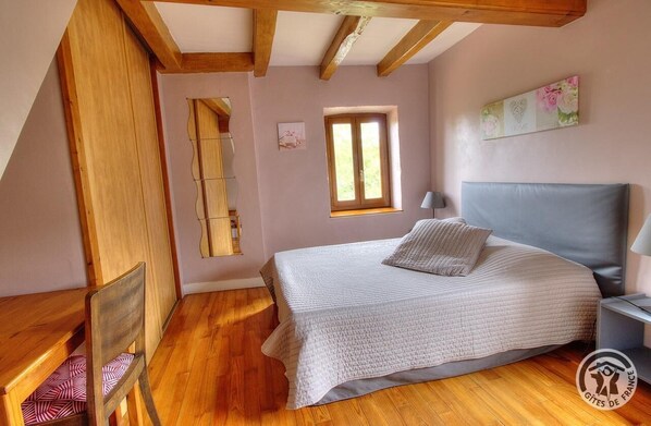 5 bedrooms, travel cot, free WiFi