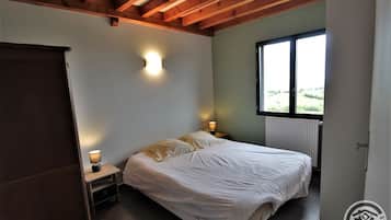4 bedrooms, travel crib, free WiFi, wheelchair access