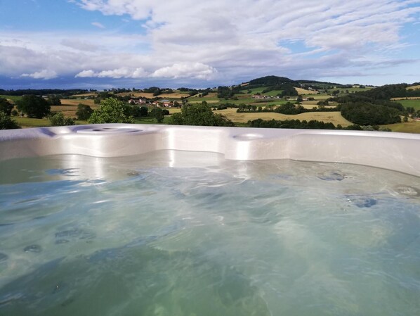 Bañera de hidromasaje al aire libre