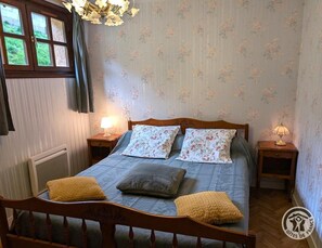 2 bedrooms, iron/ironing board, travel cot, free WiFi