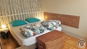 1 bedroom, travel crib, internet