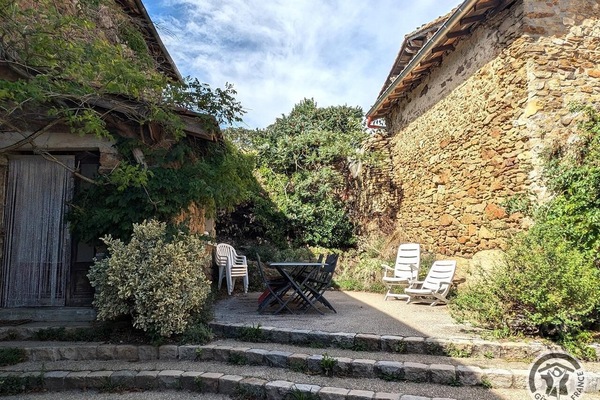Gîte des Pampilles - Les Haies (Rhône, Pilat, proximité de Vienne et Condrieu) : la cour et sa terrasse.