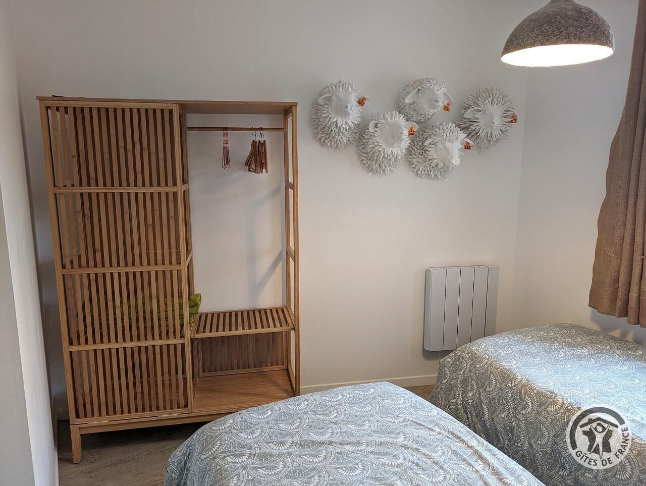 2 slaapkamers, een strijkplank/strijkijzer, reisbedje, gratis wifi