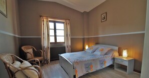 3 bedrooms, iron/ironing board, travel cot, free WiFi