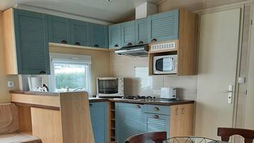 Een koelkast, een microgolfoven, een oven, een kookplaat