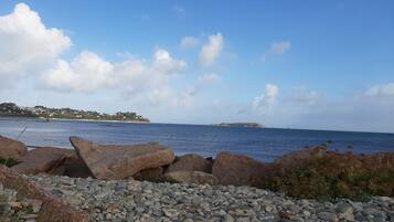 Vlak bij het strand, ligstoelen