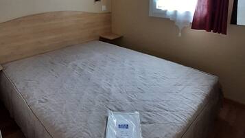 2 slaapkamers, een strijkplank/strijkijzer, reisbedje, gratis wifi