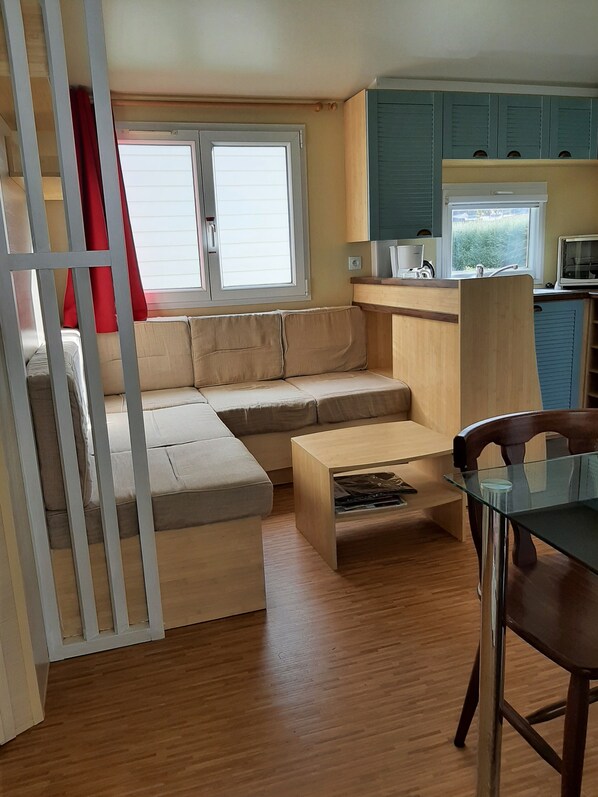 Téléviseur connecté, table de ping-pong, livres