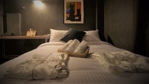 Dobbeltrom – deluxe | Sengetøy av topp kvalitet, memory foam-senger og blendingsgardiner