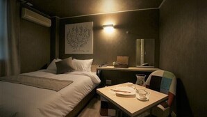 Dobbeltrom – deluxe | Sengetøy av topp kvalitet, memory foam-senger og blendingsgardiner
