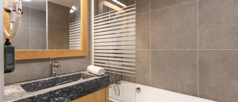 حوض استحمام بنظام ضخ المياه