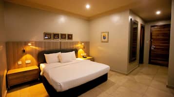 Classic Room, 1 Bedroom, Accessible, Golf View | Bathroom | Combined shower/bathtub, rainfall showerhead, designer toiletries