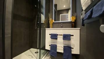 Deluxe Room, Harbour View | Bathroom