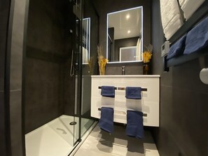 Quarto luxo, vista para o porto | Banheiro