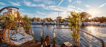 Maison Flottante sur la Mer+bain "patte de Lion"