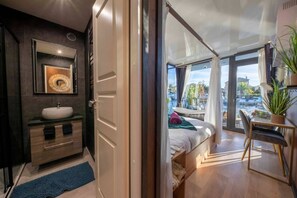 Deluxe Room, Harbour View | Interior