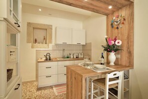 Fridge, stovetop, coffee/tea maker, electric kettle - Ragusa exclusive flat with terrace & barbecue (Ragusa)