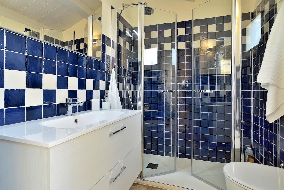 Baignoire, sèche-cheveux, bidet, serviettes fournies