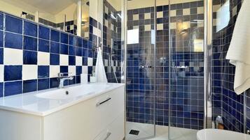 Baignoire, sèche-cheveux, bidet, serviettes fournies
