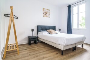 3 makuuhuonetta, työpöytä, silitysrauta/-lauta, vauvan matkasänky
