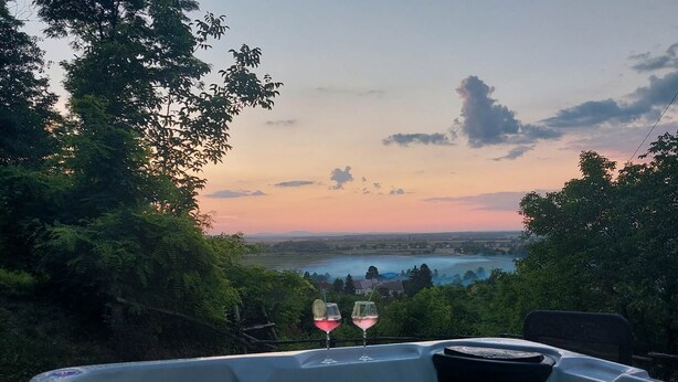 A hot tub with a view of a sunset over a landscape, surrounded by trees. - Mikin dol Baranja Country House (Draz)