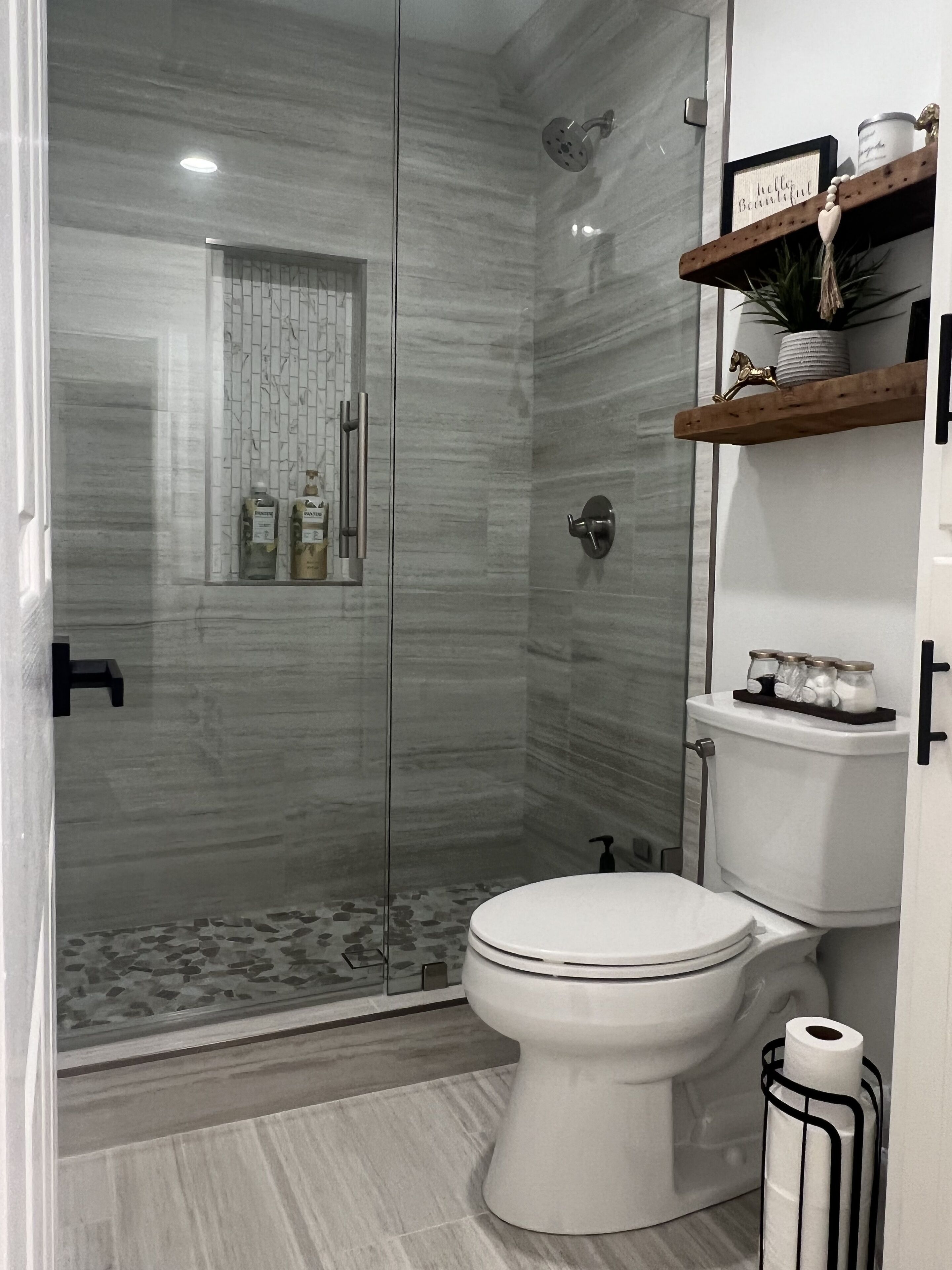 Ensemble douche/baignoire, sèche-cheveux, serviettes fournies, savon