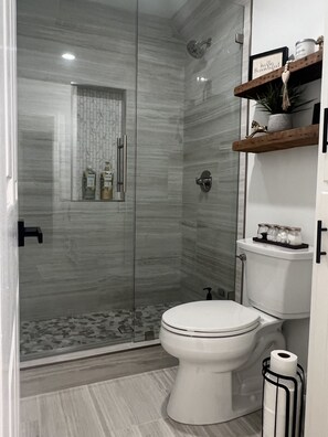 Combined shower/bathtub, hair dryer, towels, soap - Newly Renovated, Beautifully Decorated, Lake Front in Reynolds (Greensboro)