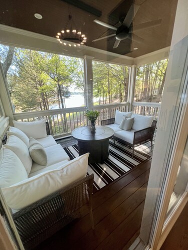 Newly Renovated, Beautifully Decorated, Lake Front in Reynolds