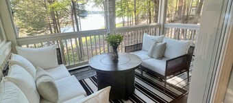 Newly Renovated, Beautifully Decorated, Lake Front in Reynolds