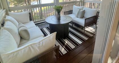 Newly Renovated, Beautifully Decorated, Lake Front in Reynolds