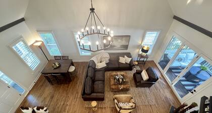 Newly Renovated, Beautifully Decorated, Lake Front in Reynolds