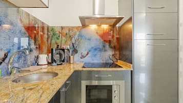 Een koelkast, een magnetron, een oven, een vaatwasser