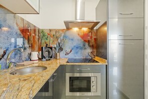 Een koelkast, een microgolfoven, een oven, een vaatwasser