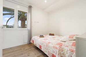 Een kluis op de kamer, een strijkplank/strijkijzer, gratis wifi