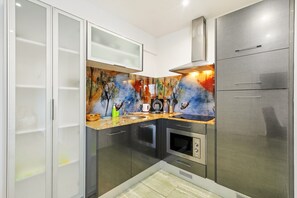 Jääkaappi, mikroaaltouuni, uuni, astianpesukone