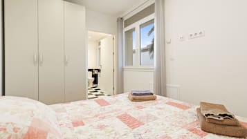 Een kluis op de kamer, een strijkplank/strijkijzer, gratis wifi