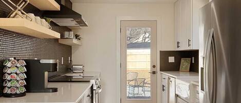 Kühlschrank, Mikrowelle, Ofen, Herdplatte