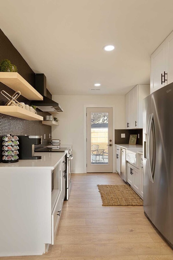 Réfrigérateur, micro-ondes, four, plaque de cuisson