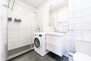 Douche, sĂšche-cheveux, serviettes fournies