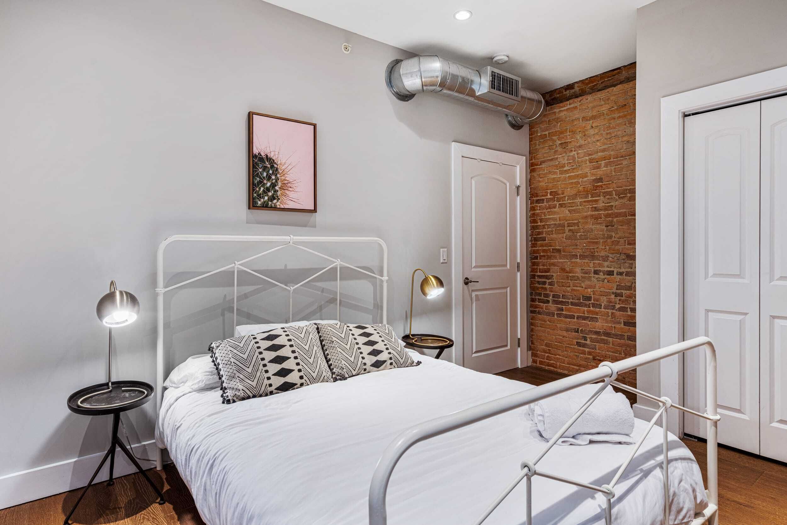 Beautiful 1BR in Perfect Downtown Location