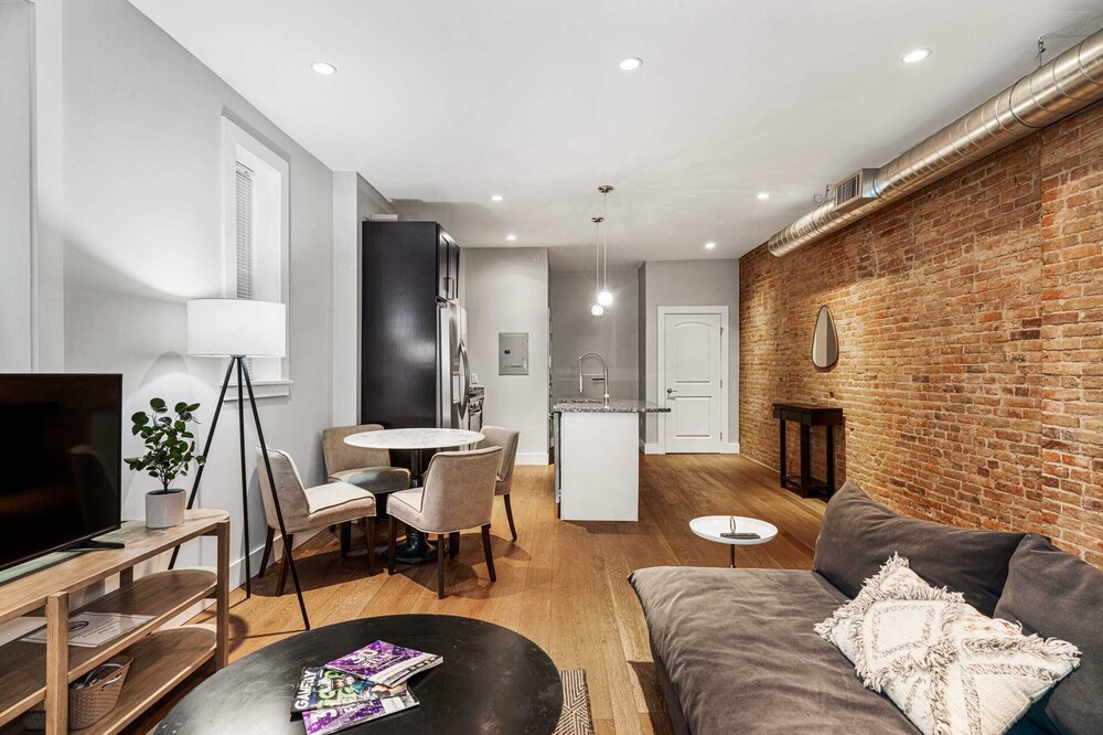 Beautiful 1BR in Perfect Downtown Location