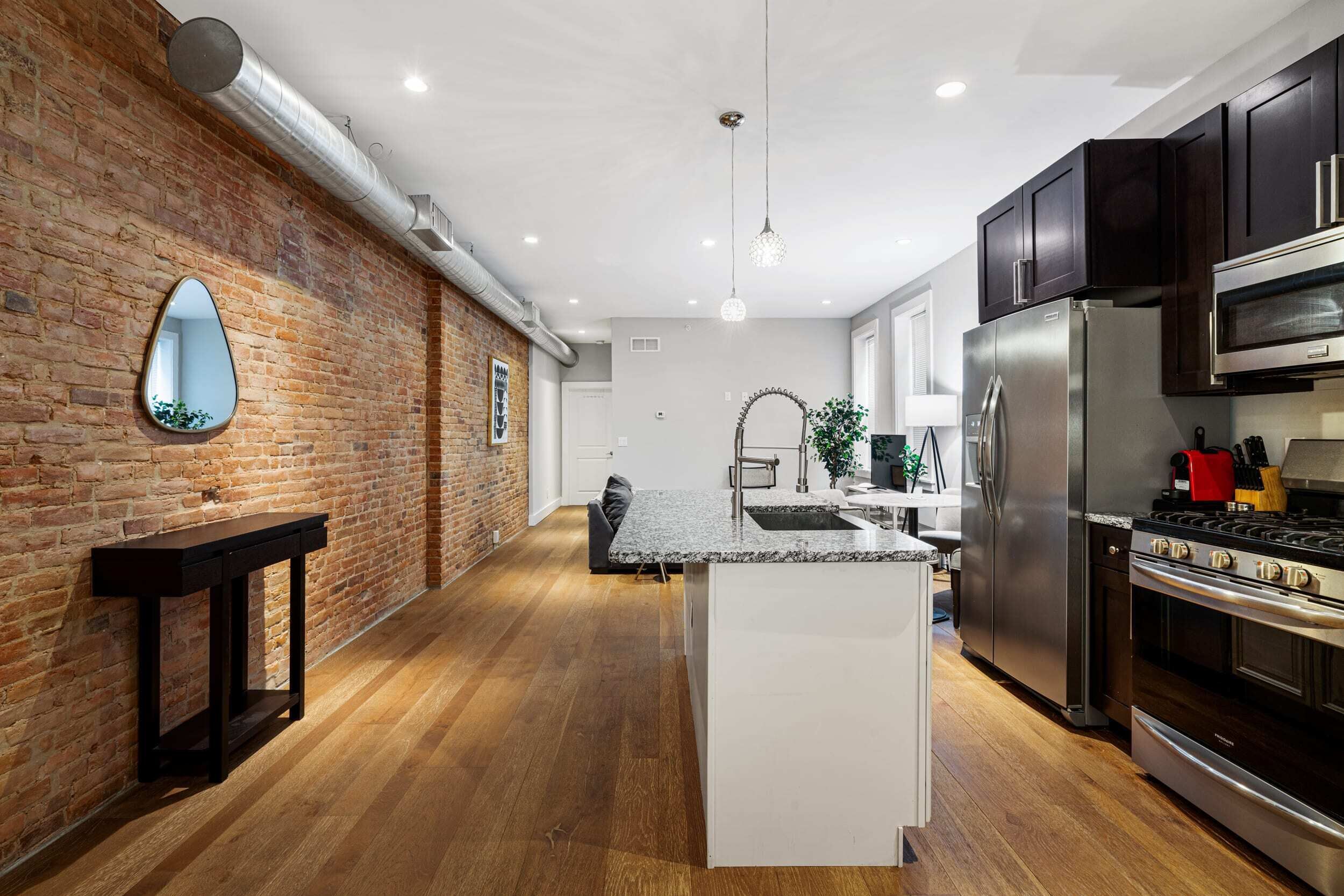 Beautiful 1BR in Perfect Downtown Location