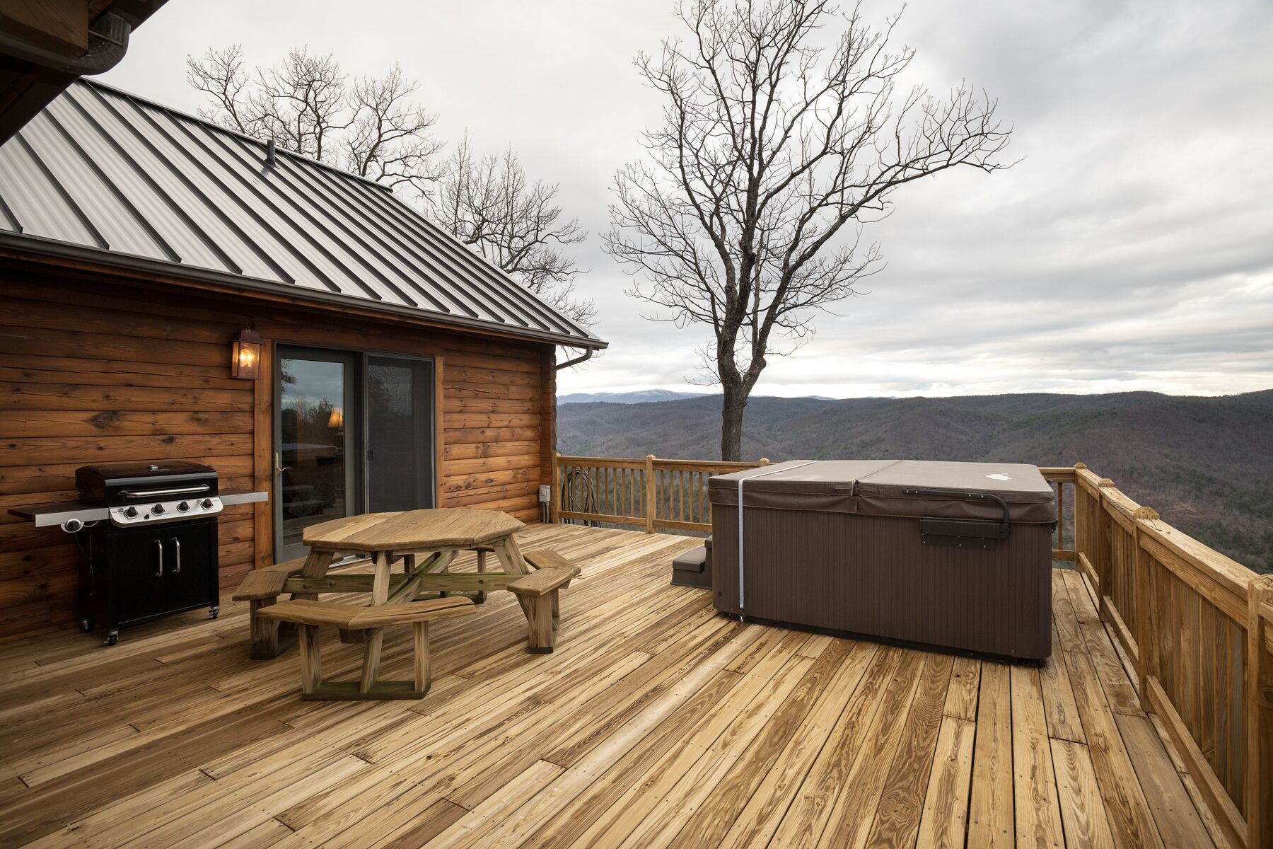 Mountain Lodge, Spacious Living, Vast Views, Pool Table, Hot Tub, Gas Logs