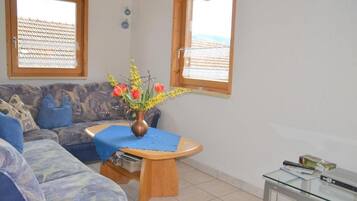 Fernseher, Tischfußball, Tischtennisplatte, Stereoanlage