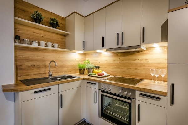 Frigorífico, microondas, horno y placa de cocina