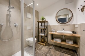 Baignoire, sèche-cheveux, serviettes fournies, savon