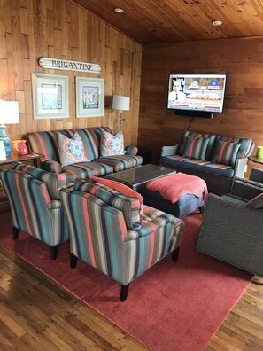 Smart TV, fireplace, DVD player, stereo