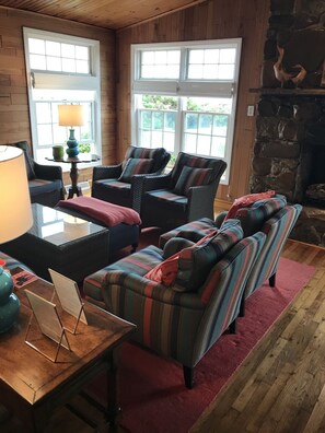 Smart TV, caminetto, lettore DVD, impianto stereo