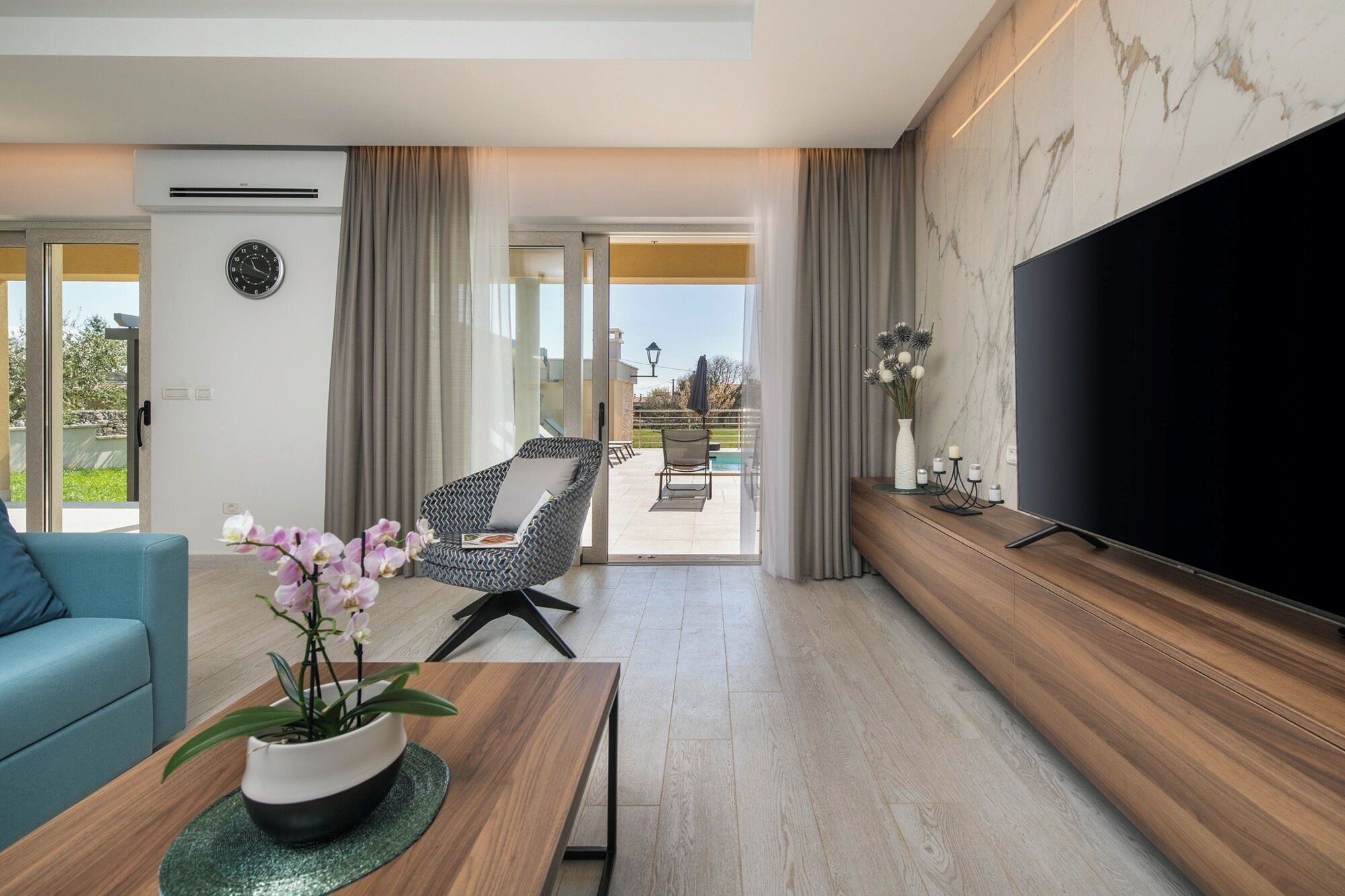 Televisie, een open haard, een dvd-speler en een stereo